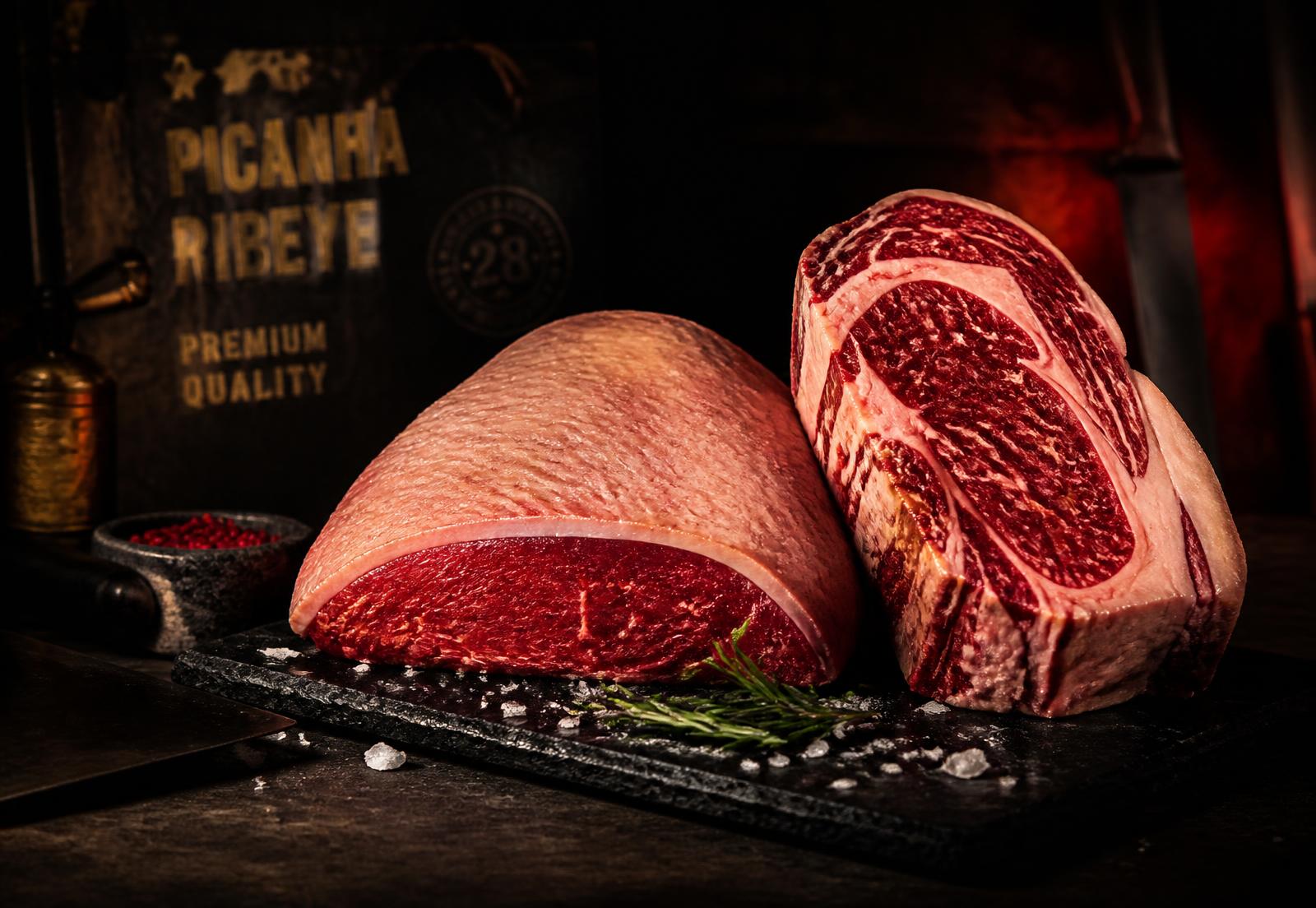 Cortes premium de carne bovina em tábua de ardósia no açougue Rei do Gado